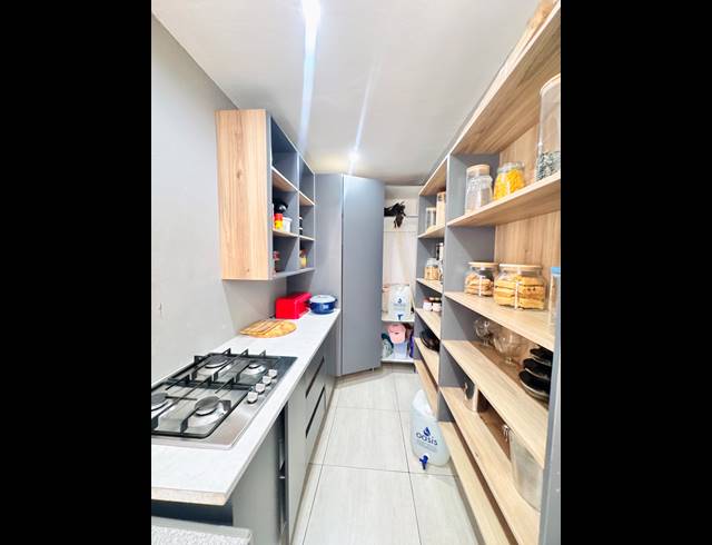5 BEDROOM FREEHOLD FOR SALE IN ROCKDALE
